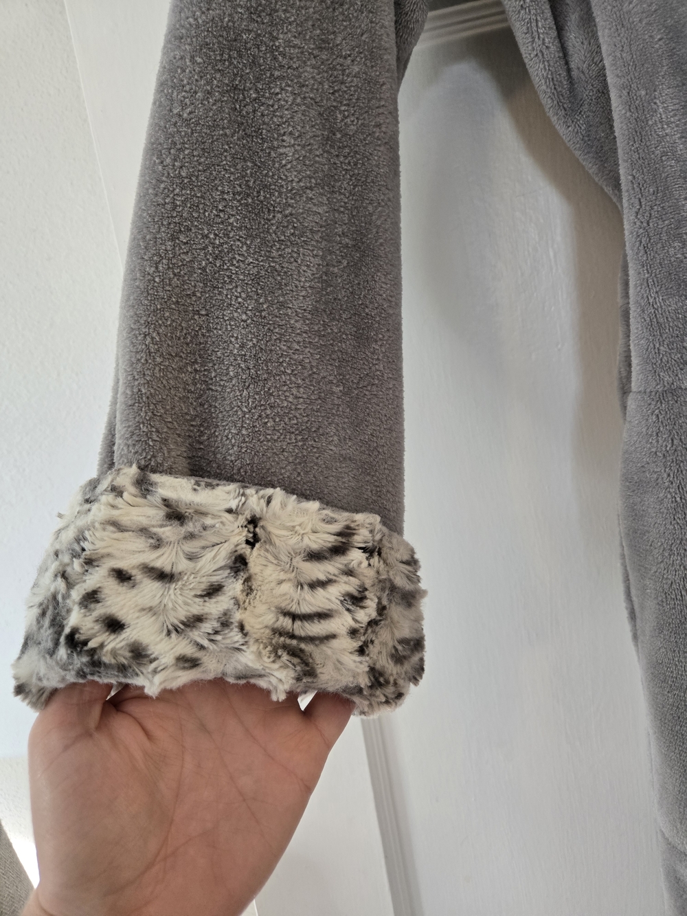 Natori Light Gray Plush Robe with Spotted Trim - Picture 5 of 12